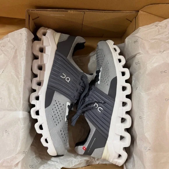 ONCloudSwift- Running Gray Athletic Shoes - Picture 2 of 2